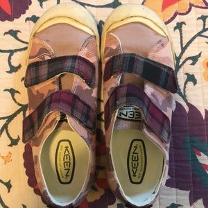 Keen Sula Floral Rose